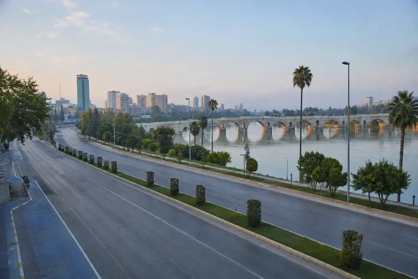 Adana polis merkezleri adres, konum ve yol tarifi rehberi için şehir merkezi ulaşım görünümü