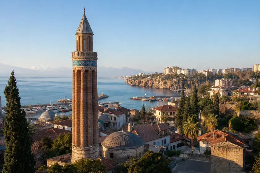 Antalya hukuk rehberi i&ccedil;in Kalei&ccedil;i, Yivli Minare ve Akdeniz kıyısı