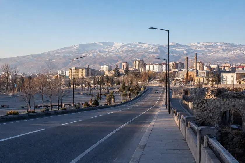 Erzurum polis merkezleri adres, konum ve yol tarifi rehberi için şehir merkezi ulaşım görünümü