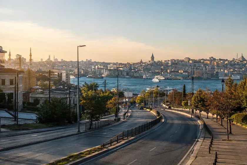 İstanbul polis merkezleri adres, konum ve yol tarifi rehberi için şehir merkezi ulaşım görünümü