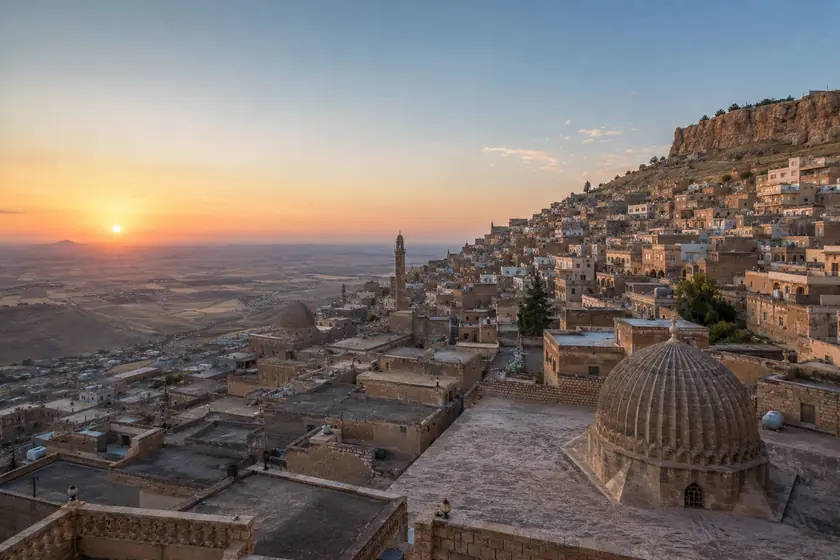 Mardin hukuk rehberi i&ccedil;in Eski Mardin&rsquo;in taş evleri ve Mezopotamya Ovası