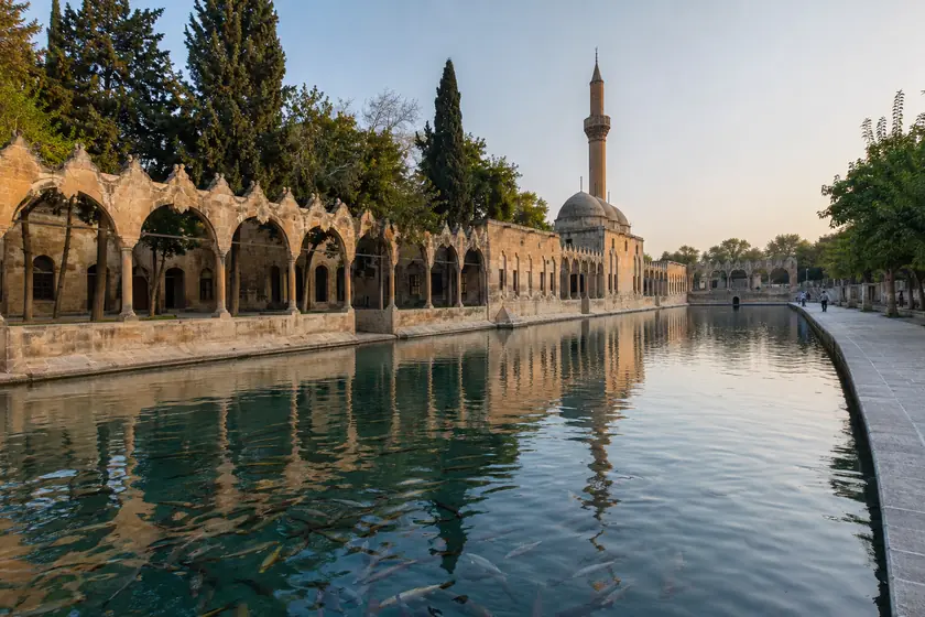 Şanlıurfa hukuk rehberi i&ccedil;in Balıklıg&ouml;l havuzu ve tarihi taş yapılar