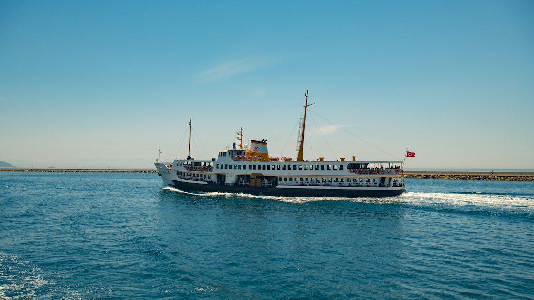 Deniz yoluyla yolcu taşıması yapan feribot