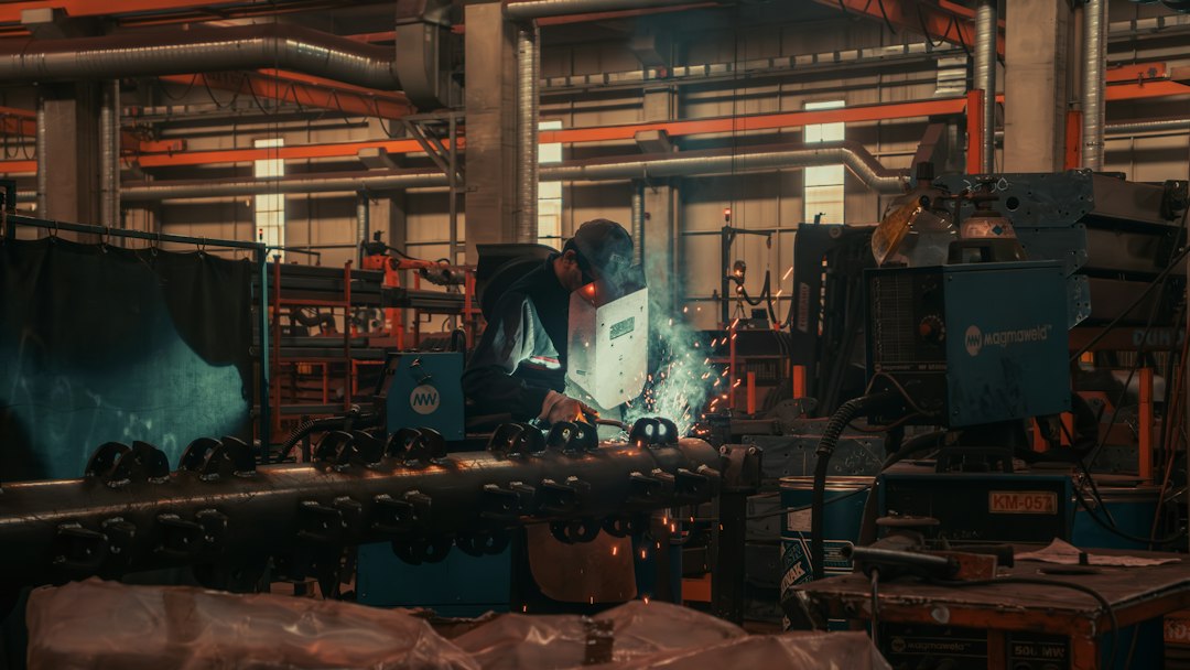Fabrika makinesinde &ccedil;alışan iş&ccedil;i ve iş ekipmanı g&uuml;venliği