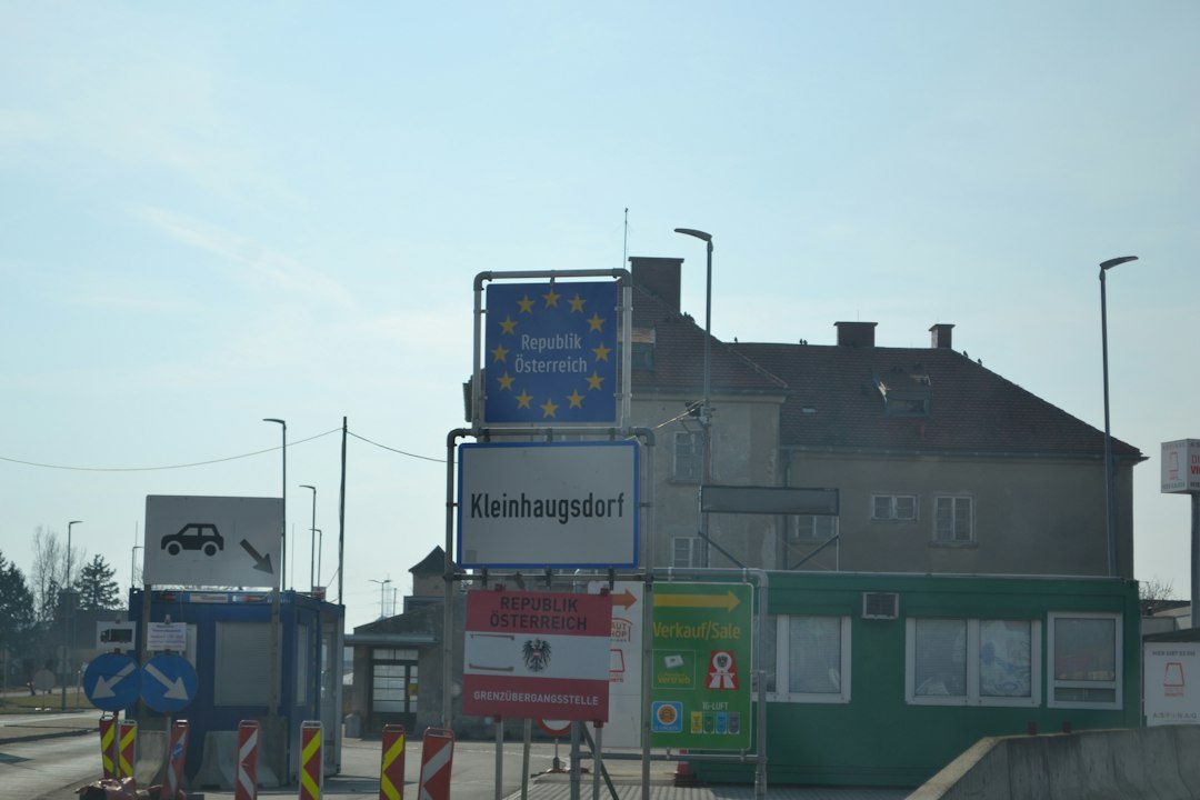 Foreign-plated vehicle at a European border crossing for Turkey customs law guides