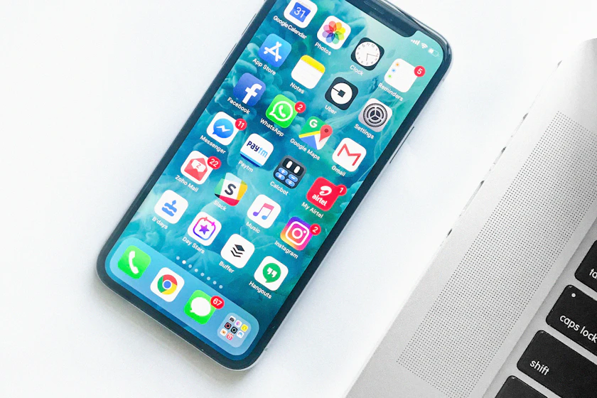 IMEI s&uuml;re uzatma rehberi i&ccedil;in masa &uuml;zerindeki akıllı telefon; temsili g&ouml;rsel