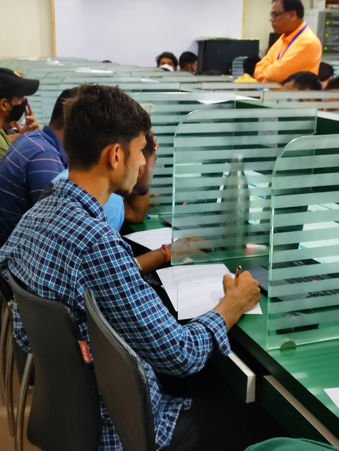 Kalfalık sınavına hazırlanan mesleki eğitim öğrencileri