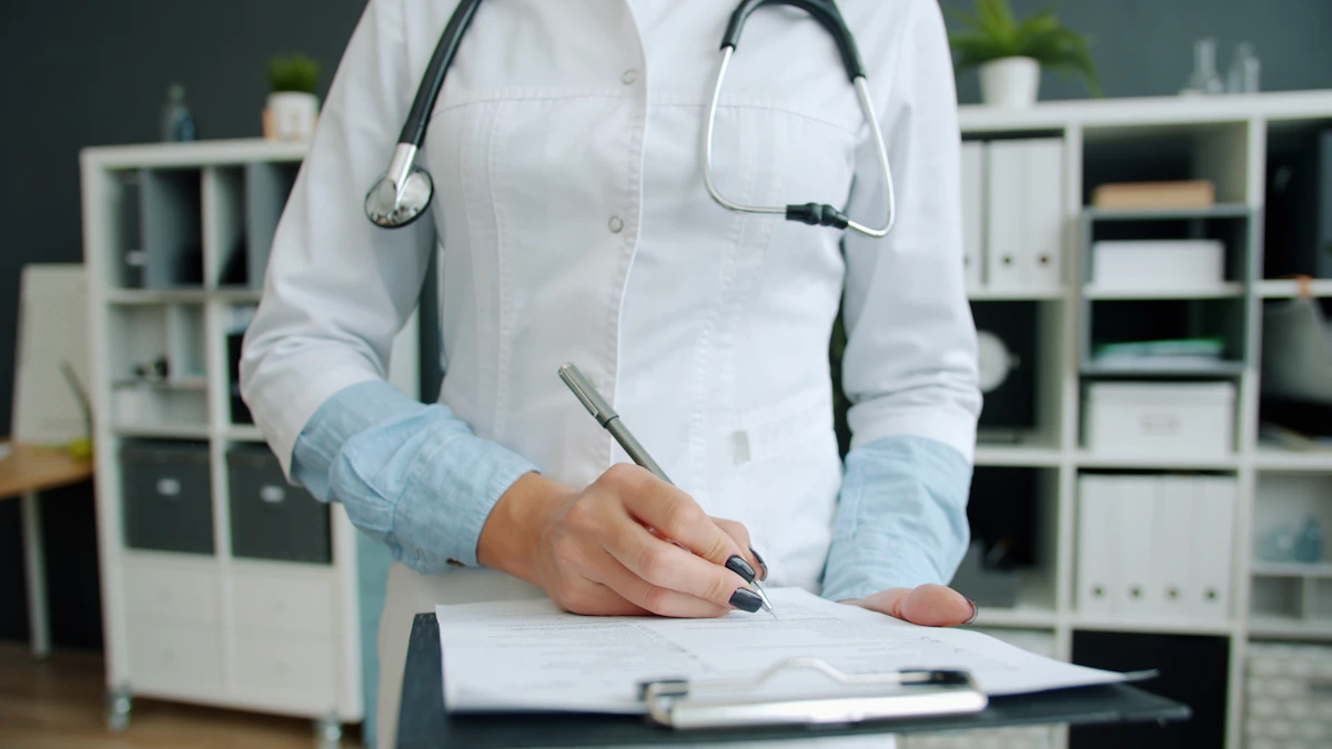 Malulen emeklilik başvurusu için sağlık kurulu dosyasını inceleyen doktor