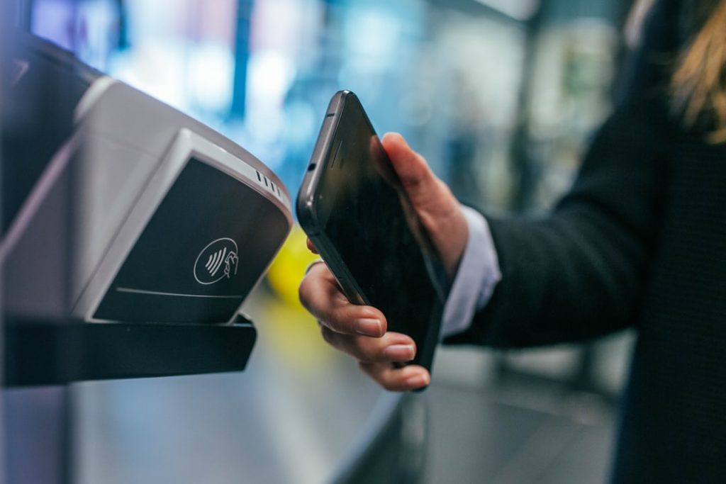 &Ouml;deme ve elektronik para kuruluşlarında uzaktan kimlik doğrulama işlemi